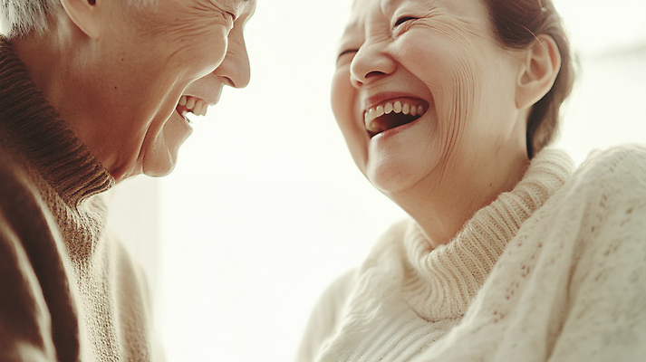 JPG 편집이미지 라이프스타일 여자 할아버지 노년 남자 할머니 미소 상반신 두명 옆모습 디지털합성 노인복지 정책 의료성형뷰티 노인만 편집실사 AI인물포토 AI콘텐츠 뷰포인트 표정 사람 성인 생활 복지 CG 성인만 파일형식 AI포토