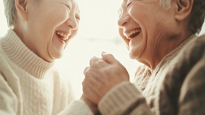 JPG 편집이미지 라이프스타일 여자 할아버지 노년 남자 할머니 미소 상반신 두명 옆모습 손잡기 디지털합성 노인복지 정책 의료성형뷰티 노인만 편집실사 AI인물포토 AI콘텐츠 뷰포인트 모션 표정 사람 성인 생활 복지 CG 성인만 파일형식 AI포토
