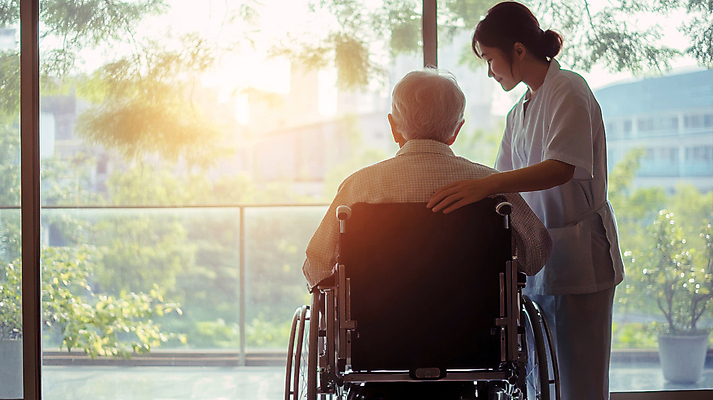 JPG 편집이미지 라이프스타일 여자 할아버지 노년 남자 할머니 창문 상반신 성인 두명 옆모습 햇빛 디지털합성 휠체어 노인복지 실버타운 정책 의료성형뷰티 편집실사 AI인물포토 AI콘텐츠 뷰포인트 사람 생활 태양 복지 CG 파일형식 AI포토