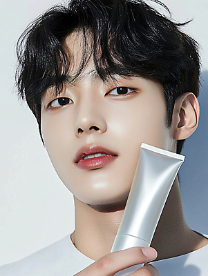 JPG 모델 편집이미지 남자 한명 들기 상반신 성인 앞모습 뷰티 화장품 성형수술 알림 피부 디지털합성 피부관리 스킨케어 튜브용기 피부과 의료성형뷰티 성인남자한명만 편집실사 AI인물포토 AI콘텐츠 1 뷰포인트 모션 병원 사람 신체부위 용기_그릇 수술 CG 남자한명만 성인남자만 파일형식 AI포토