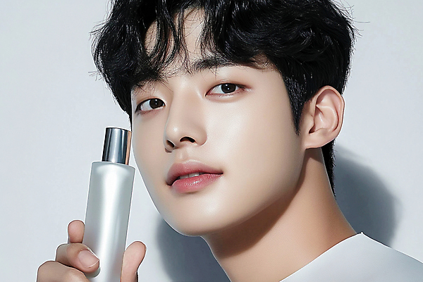 JPG 모델 편집이미지 남자 한명 들기 상반신 성인 앞모습 뷰티 화장품 성형수술 알림 피부 디지털합성 피부관리 스킨케어 피부과 의료성형뷰티 성인남자한명만 편집실사 AI인물포토 AI콘텐츠 1 뷰포인트 모션 병원 사람 신체부위 수술 CG 남자한명만 성인남자만 파일형식 AI포토