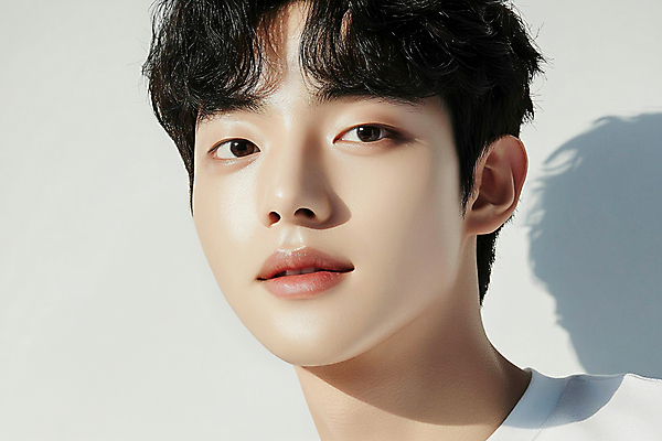 JPG 모델 편집이미지 남자 그림자 한명 상반신 성인 앞모습 뷰티 성형수술 알림 피부 디지털합성 피부관리 스킨케어 피부과 의료성형뷰티 성인남자한명만 편집실사 AI인물포토 AI콘텐츠 1 뷰포인트 병원 사람 신체부위 수술 CG 남자한명만 성인남자만 파일형식 AI포토