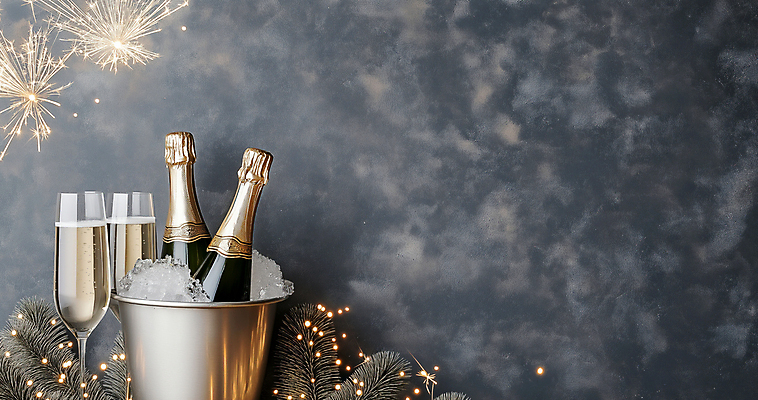 JPG 편집이미지 잔 폭죽 이벤트 사람없음 파티 얼음 샴페인 샴페인잔 솔잎 아이스버킷 연말 카피스페이스 편집실사 AI포토 AI콘텐츠 자연요소 식기 잎 술잔 주류 공백 CG 파일형식