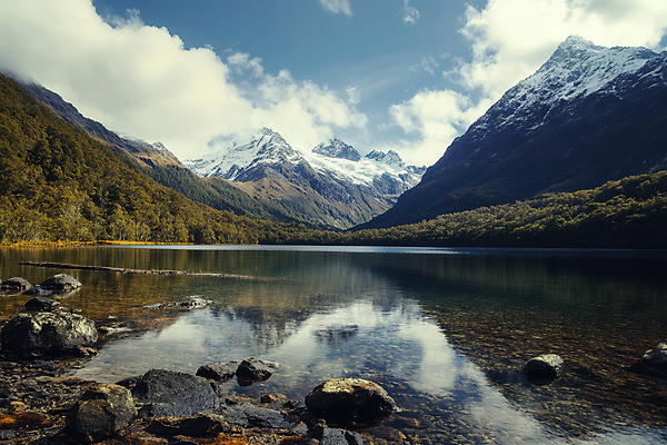 JPG 구름 편집이미지 호수 자연 하늘 풍경 사람없음 관광지 반사 바위 숲 힐링 설산 편집실사 AI포토 AI콘텐츠 자연요소 여행 산 돌_바위 CG 생태계 파일형식