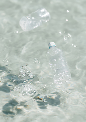 JPG 편집이미지 사람없음 물 자연보호 환경 투명 환경오염 떠있는 쓰레기 일회용 분리수거 페트병 플라스틱병 편집실사 AI포토 AI콘텐츠 자연요소 컨셉 모션 자연 보호 플라스틱 CG 병_담는 파일형식