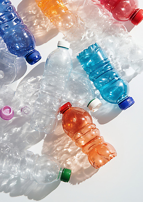 JPG 편집이미지 그림자 사람없음 자연보호 환경 환경오염 쓰레기 일회용 분리수거 페트병 플라스틱병 편집실사 AI포토 AI콘텐츠 컨셉 자연 보호 플라스틱 CG 병_담는 파일형식