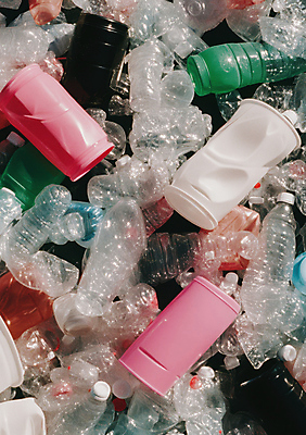 JPG 편집이미지 사람없음 자연보호 환경 환경오염 쓰레기 일회용 분리수거 페트병 플라스틱병 플라스틱컵 편집실사 AI포토 AI콘텐츠 컨셉 자연 컵 보호 플라스틱 CG 병_담는 파일형식