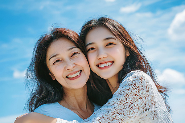 JPG 구름 편집이미지 여자 행복 중년 관계 포옹 하늘 모녀 사랑 상반신 성인 두명 편안함 스킨십 의료성형뷰티 여자만 얼굴맞대기 편집실사 AI인물포토 AI콘텐츠 자연요소 딸 감정 가족 안기 모션 엄마 사람 감각 CG 파일형식 AI포토