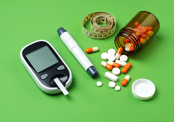 JPG 편집이미지 줄자 사람없음 알약 건강관리 약병 당뇨병 혈당 혈당계 편집실사 AI포토 AI콘텐츠 자 건강 관리 약 의료용품 혈액 질병 CG 병_담는 파일형식