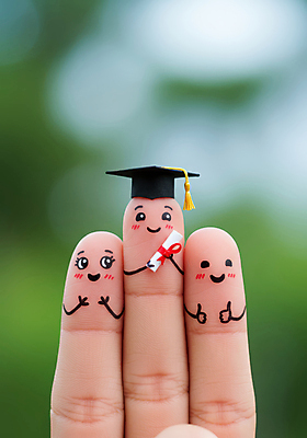 JPG 편집이미지 행복 학사모 손가락 졸업식 미소 들기 신체부위 졸업장 얼굴모양 따봉 편집실사 AI컴퓨터그래픽 AI콘텐츠 모양 모자_잡화 손 감정 얼굴 졸업 모션 표정 사람 최고 CG 파일형식