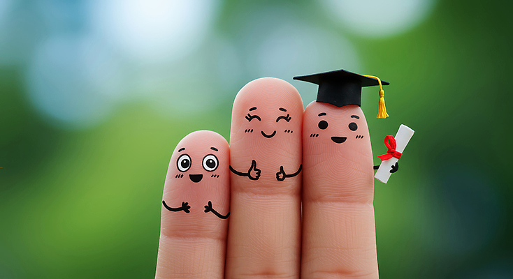 JPG 편집이미지 행복 학사모 손가락 졸업식 미소 들기 신체부위 졸업장 얼굴모양 따봉 편집실사 AI컴퓨터그래픽 AI콘텐츠 모양 모자_잡화 손 감정 얼굴 졸업 모션 표정 사람 최고 CG 파일형식