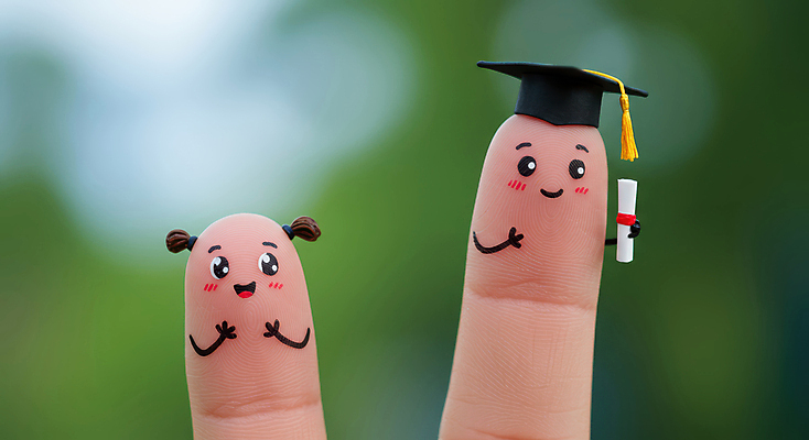 JPG 편집이미지 행복 학사모 손가락 졸업식 미소 들기 신체부위 졸업장 얼굴모양 편집실사 AI컴퓨터그래픽 AI콘텐츠 모양 모자_잡화 손 감정 얼굴 졸업 모션 표정 사람 CG 파일형식