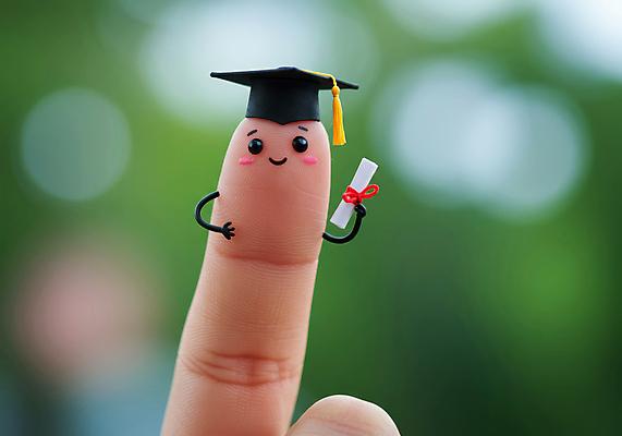 JPG 편집이미지 행복 학사모 손가락 졸업식 미소 들기 신체부위 졸업장 얼굴모양 편집실사 AI컴퓨터그래픽 AI콘텐츠 모양 모자_잡화 손 감정 얼굴 졸업 모션 표정 사람 CG 파일형식