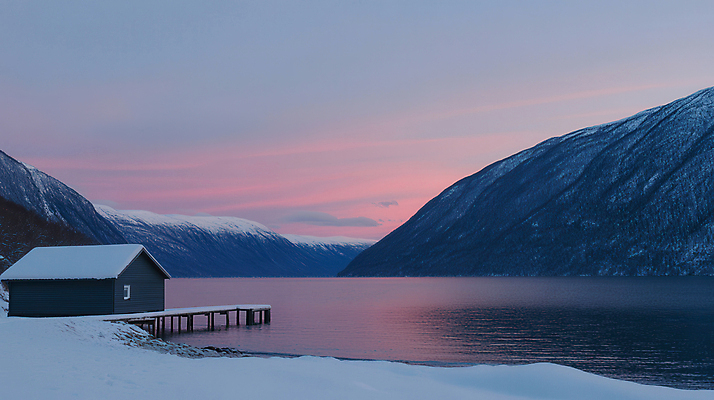JPG 편집이미지 호수 자연 하늘 주택 북유럽 사람없음 노을 고요 눈 겨울풍경 설산 눈덮임 편집실사 AI포토 AI콘텐츠 자연요소 유럽 컨셉 겨울 날씨 산 풍경 건물 CG 생태계 파일형식