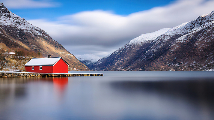 JPG 편집이미지 호수 자연 하늘 주택 북유럽 사람없음 반사 고요 눈 겨울풍경 설산 눈덮임 편집실사 AI포토 AI콘텐츠 자연요소 유럽 컨셉 겨울 날씨 산 풍경 건물 CG 생태계 파일형식