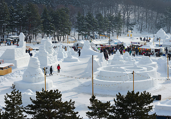 JPG 나무 편집이미지 자연 가족여행 사람 여러명 야외 관광지 조형물 눈 체험 군중 디지털합성 전봇대 겨울축제 설산 편집실사 AI인물포토 AI콘텐츠 자연요소 식물 공공시설 여행 다수 컨셉 겨울 날씨 산 미술 축제 CG 생태계 파일형식 AI포토