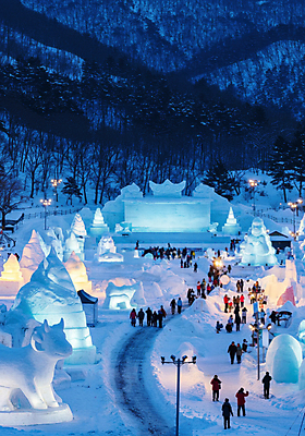 JPG 나무 편집이미지 자연 조명 가족여행 사람 여러명 야외 관광지 빛 조형물 체험 군중 저녁 디지털합성 눈길 겨울축제 설산 편집실사 AI인물포토 AI콘텐츠 식물 길 여행 다수 컨셉 겨울 산 눈_날씨 미술 축제 야간 CG 생태계 파일형식 AI포토