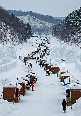 JPG 나무 편집이미지 자연 전등 가족여행 사람 여러명 야외 건물 관광지 조형물 눈 체험 군중 디지털합성 알전구 겨울축제 설산 편집실사 AI인물포토 AI콘텐츠 자연요소 식물 건축물 여행 다수 컨셉 겨울 전구 날씨 조명 산 미술 축제 CG 생태계 파일형식 AI포토