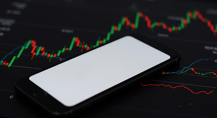 JPG 편집이미지 그래프 사람없음 스마트폰 검은색 증권 환율 증시 세금 시장경제 편집실사 AI컴퓨터그래픽 AI콘텐츠 컬러 금융 경제 핸드폰 스마트기기 CG 파일형식