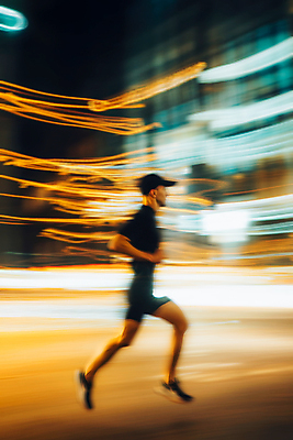 JPG 전신 편집이미지 남자 한명 성인 달리기 운동 도시 야간 역동적 러닝 캡모자 의료성형뷰티 성인남자한명만 편집실사 AI인물포토 AI콘텐츠 자연요소 모자_잡화 1 컨셉 모션 건강 사람 CG 남자한명만 성인남자만 파일형식 AI포토