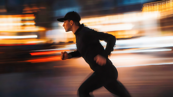 JPG 편집이미지 남자 한명 성인 달리기 운동 도시 야간 역동적 러닝 캡모자 의료성형뷰티 성인남자한명만 편집실사 AI인물포토 AI콘텐츠 자연요소 모자_잡화 1 컨셉 모션 건강 사람 CG 남자한명만 성인남자만 파일형식 AI포토