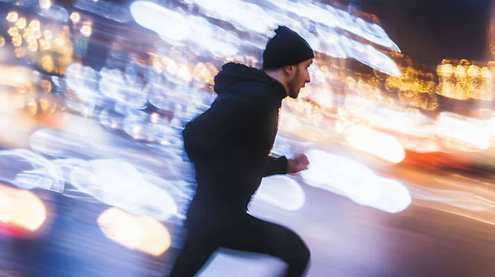 JPG 편집이미지 남자 한명 성인 달리기 운동 도시 야간 역동적 보케 비니 러닝 의료성형뷰티 성인남자한명만 편집실사 AI인물포토 AI콘텐츠 자연요소 모자_잡화 1 컨셉 모션 건강 사람 CG 남자한명만 성인남자만 파일형식 AI포토