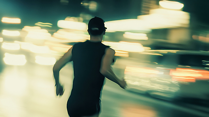 JPG 편집이미지 남자 한명 성인 달리기 운동 도시 야간 역동적 러닝 캡모자 의료성형뷰티 성인남자한명만 편집실사 AI인물포토 AI콘텐츠 자연요소 모자_잡화 1 컨셉 모션 건강 사람 CG 남자한명만 성인남자만 파일형식 AI포토