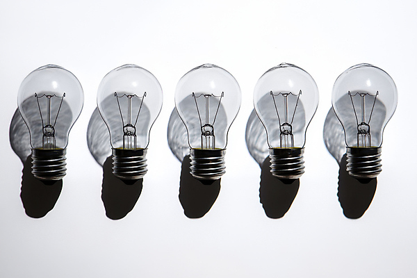 JPG 편집이미지 전구 아이디어 흑백 그림자 사람없음 빛 오브젝트 편집실사 AI포토 AI콘텐츠 컨셉 촬영기법 CG 파일형식