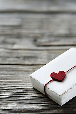 JPG 편집이미지 리본 선물포장 사람없음 선물상자 하트 감사 나무바닥 편집실사 AI포토 AI콘텐츠 모양 감정 포장 바닥 선물 상자 CG 파일형식