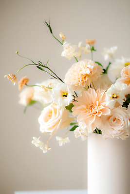 JPG 편집이미지 꽃다발 나뭇잎 선물 사람없음 장미 꽃병 봄 로맨틱 빈티지 화사함 편집실사 AI포토 AI콘텐츠 계절 꽃 컨셉 잎 CG 파일형식