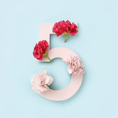 JPG 편집이미지 하늘색 봄꽃 타이포그라피 사람없음 카네이션 화사함 5 편집실사 AI컴퓨터그래픽 AI콘텐츠 문자 꽃 컨셉 파란색 숫자 봄 CG 파일형식