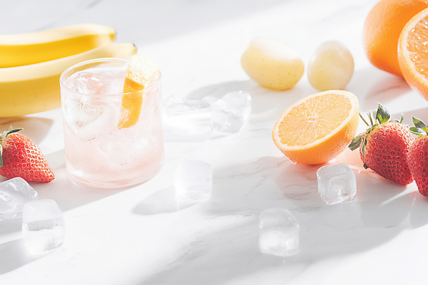 JPG 편집이미지 오렌지 딸기 단면 잔 바나나 그림자 사람없음 빛 얼음 사과 청포도 대리석 상큼 냉음료 편집실사 AI포토 AI콘텐츠 자연요소 식기 음료 과일 재료 포도 CG 파일형식