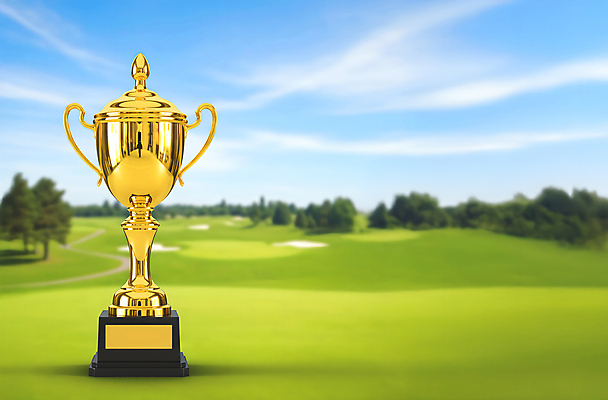 JPG 나무 편집이미지 골프장 필드 하늘 잔디 사람없음 우승 트로피 시상 편집실사 AI컴퓨터그래픽 AI콘텐츠 식물 골프 스포츠시설 최고 상_우승 CG 파일형식