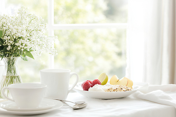 JPG 편집이미지 창문 식탁 사람없음 컵 숟가락 꽃병 식탁보 커튼 아침식사 사과 시리얼 산딸기 편집실사 AI포토 AI콘텐츠 식기 꽃 음식 과일 탁자 수저 식사 CG 파일형식