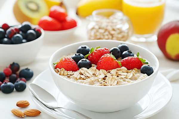 JPG 편집이미지 그릇 토마토 식탁 딸기 키위 사람없음 숟가락 아침식사 사과 시리얼 블루베리 아몬드 망고 편집실사 AI포토 AI콘텐츠 식기 음식 채소 과일 탁자 수저 식사 견과류 CG 열대과일 파일형식