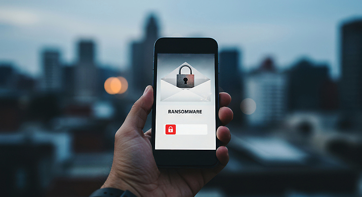 JPG 편집이미지 손 자물쇠 들기 신체부위 스마트폰 도시 바이러스 범죄인 위협 보케 해킹 해커 홀로그램 편집실사 랜섬웨어 AI인물포토 AI콘텐츠 모션 사람 핸드폰 스마트기기 범죄 CG 파일형식 AI포토