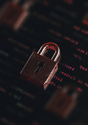 JPG 편집이미지 자물쇠 사람없음 검은색 어둠 바이러스 범죄인 위협 해킹 해커 편집실사 랜섬웨어 AI컴퓨터그래픽 AI콘텐츠 컬러 범죄 CG 파일형식