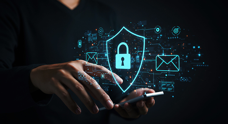 JPG 편집이미지 손 남자 자물쇠 한명 들기 상반신 성인 신체부위 스마트폰 검은색 어둠 바이러스 범죄인 위협 해킹 해커 메일함 방패모양 홀로그램 성인남자한명만 편집실사 랜섬웨어 AI컴퓨터그래픽 AI콘텐츠 모양 1 컬러 모션 사람 핸드폰 스마트기기 범죄 CG 방패 남자한명만 성인남자만 파일형식