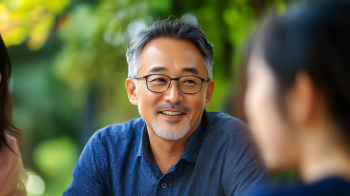 JPG 편집이미지 여자 남자 실루엣 중년 웃음 상반신 성인 야외 두명 비즈니스맨 비즈니스우먼 의료성형뷰티 안경낌 편집실사 AI인물포토 AI콘텐츠 안경 비즈니스 촬영기법 표정 사람 직장인 CG 파일형식 AI포토