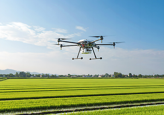 JPG 구름 편집이미지 밭 하늘 미래 논 사람없음 기계 벼 스마트 로봇 편리함 드론 스마트팜 AI_인공지능 편집실사 AI포토 AI콘텐츠 자연요소 컨셉 농업 곡류 농장 CG 파일형식