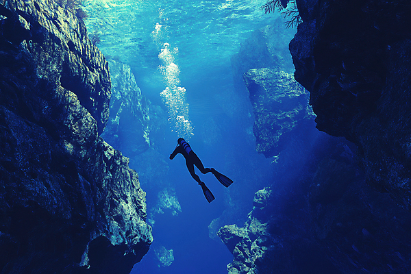 JPG 편집이미지 바다 한명 성인 심해 수영 암석 체험 오리발 스쿠버다이빙 물거품 산소호흡기 성인한명만 편집실사 AI인물포토 AI콘텐츠 1 컨셉 사람 바닷속 거품 돌_바위 수상스포츠 CG 성인만 파일형식 AI포토