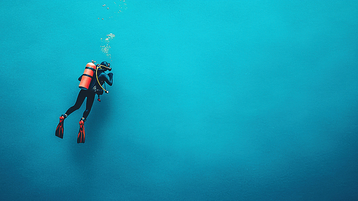 JPG 편집이미지 하늘색 한명 성인 수영 체험 오리발 스쿠버다이빙 물거품 산소통 성인한명만 편집실사 AI인물포토 AI콘텐츠 1 컨셉 통 사람 파란색 거품 수상스포츠 CG 성인만 파일형식 AI포토