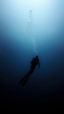 JPG 편집이미지 실루엣 바다 한명 성인 빛 심해 수영 체험 스쿠버다이빙 물거품 성인한명만 편집실사 AI인물포토 AI콘텐츠 1 컨셉 촬영기법 사람 바닷속 거품 수상스포츠 CG 성인만 파일형식 AI포토