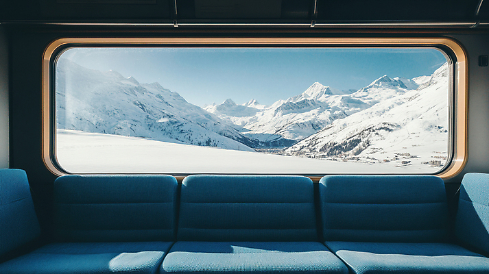 JPG 편집이미지 해외여행 설경 의자 창문 자연 사람없음 빛 기차 눈 겨울여행 스위스 쌓인눈 설산 편집실사 AI포토 AI콘텐츠 자연요소 해외 유럽 육상교통 여행 가구 겨울 날씨 산 대중교통 풍경 CG 생태계 파일형식