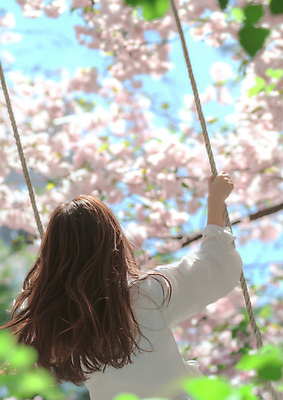 JPG 편집이미지 여자 나뭇잎 한명 성인 봄 벚꽃 나뭇가지 잡기 그네 감성 그네타기 의료성형뷰티 성인여자한명만 편집실사 AI인물포토 AI콘텐츠 나무 1 계절 꽃 컨셉 잎 모션 놀이 사람 CG 여자한명만 성인여자만 파일형식 AI포토