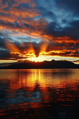 JPG 구름 편집이미지 바다 자연 하늘 산 사람없음 햇빛 태양 일출 편집실사 AI포토 AI콘텐츠 자연요소 노을 CG 생태계 파일형식