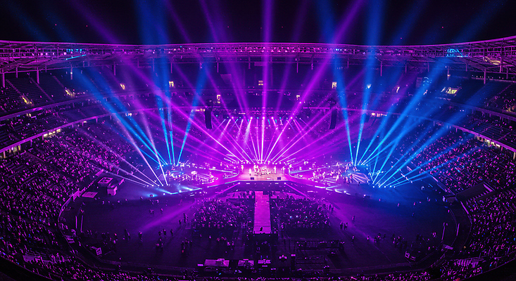 JPG 편집이미지 조명 사람 여러명 빛 보라색 콘서트 무대 광선 화려 군중 콘서트홀 네온 편집실사 AI포토 AI콘텐츠 컬러 다수 컨셉 공연 공연장 CG 파일형식