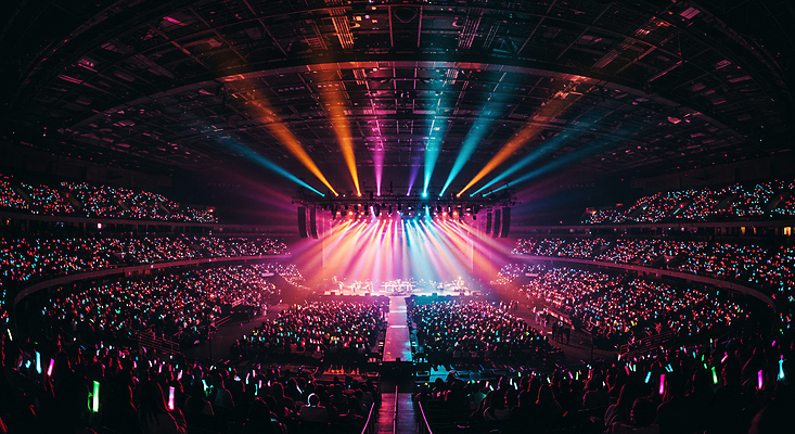 JPG 편집이미지 조명 사람 여러명 빛 컬러풀 콘서트 무대 광선 화려 군중 콘서트홀 네온 편집실사 AI포토 AI콘텐츠 컬러 다수 컨셉 공연 공연장 CG 파일형식