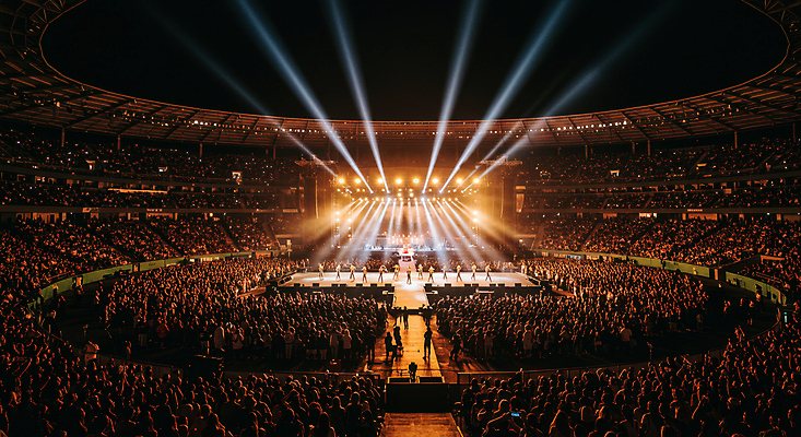 JPG 편집이미지 조명 사람 여러명 빛 노란색 콘서트 무대 광선 화려 군중 콘서트홀 네온 편집실사 AI포토 AI콘텐츠 컬러 다수 컨셉 공연 공연장 CG 파일형식