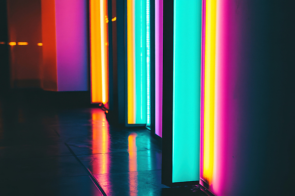 JPG 편집이미지 벽 조명 실내 사람없음 빛 컬러풀 반사 분위기 네온아트 편집실사 AI포토 AI콘텐츠 컬러 컨셉 내부 CG 네온 파일형식